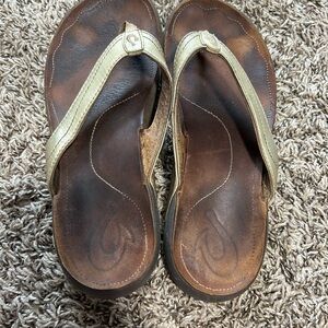 Olukai Kumu Gold Leather Thong Flip Flops Sandals Beach Vacation Size 9 Women’s